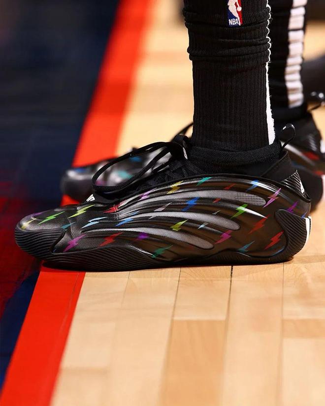 中国九游体育-莱万多夫斯基新星险胜表现突出，掘金前途光明！热度持续攀升(莱万多夫斯基吧)